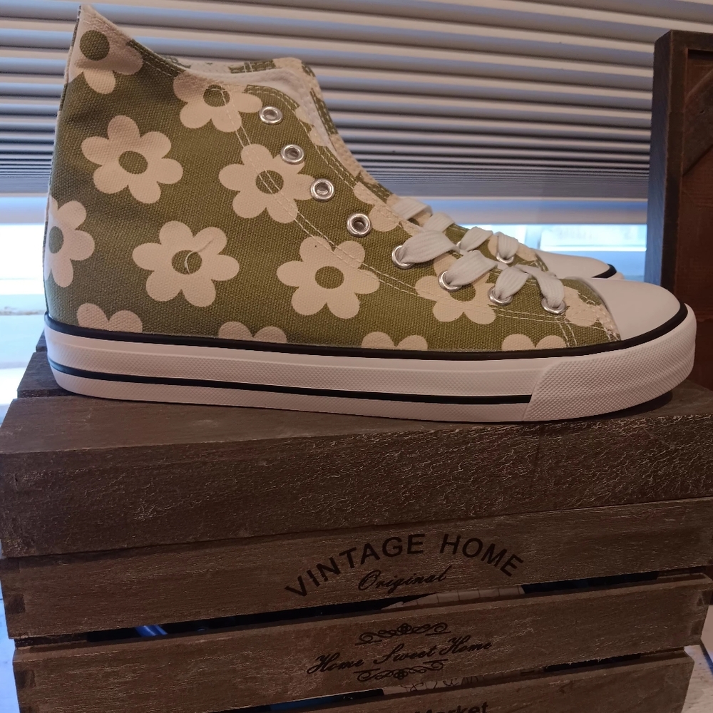 COPY - CANVAS HIGH TOPS SIZE 8